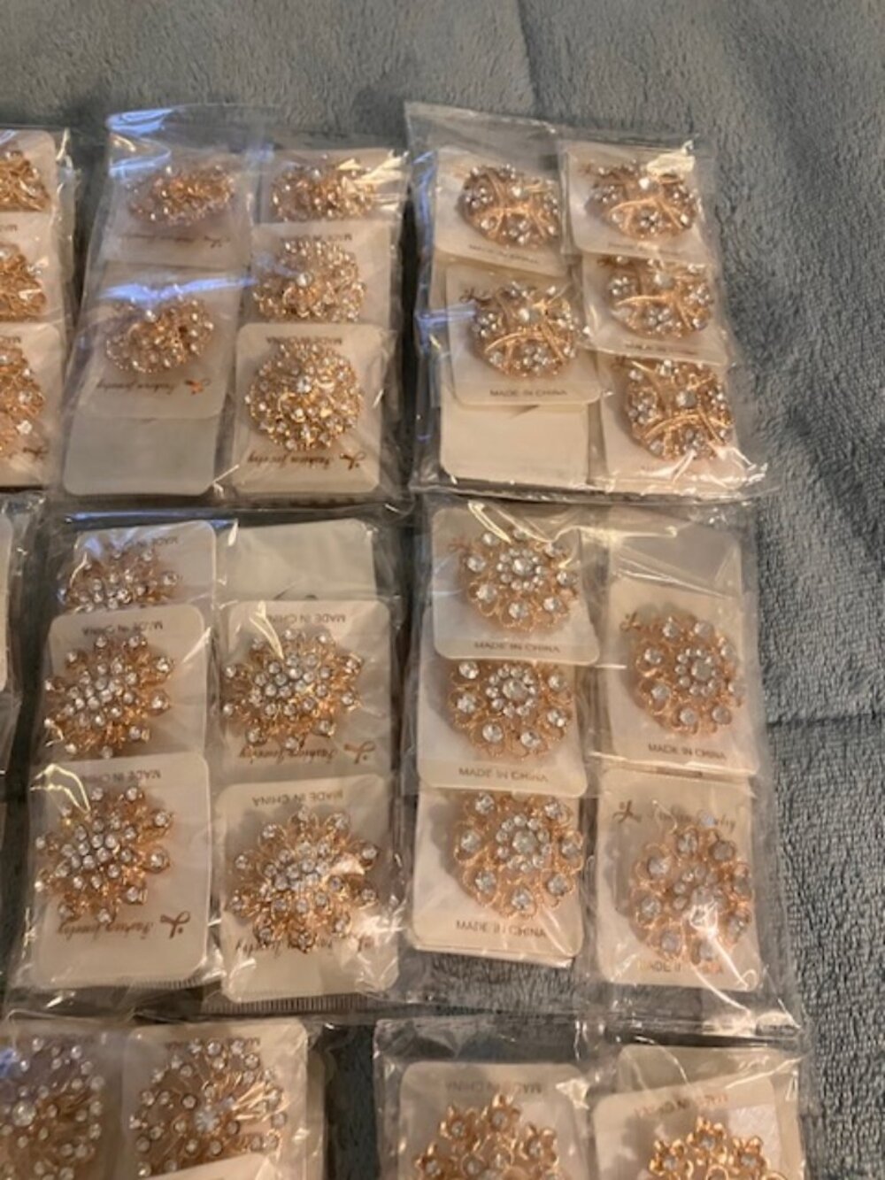 Large Group of Pins Brooches Costume Jewlery Great for Crafts NEW